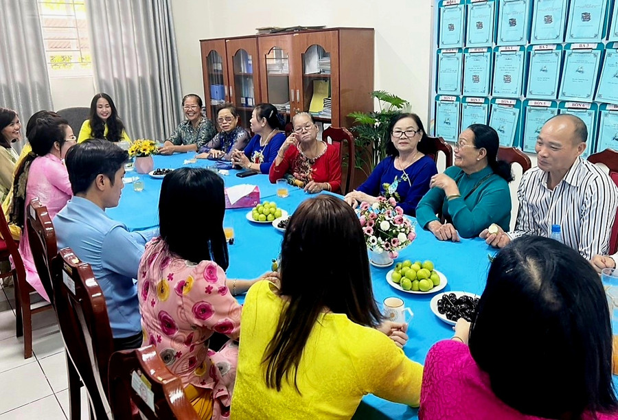 Ban Giám hiệu Trường Tiểu học Trần Thị Bưởi cùng lãnh đạo địa phương gặp gỡ thân nhân gia đình mẹ Việt Nam Anh hùng Trần Thị Bưởi.