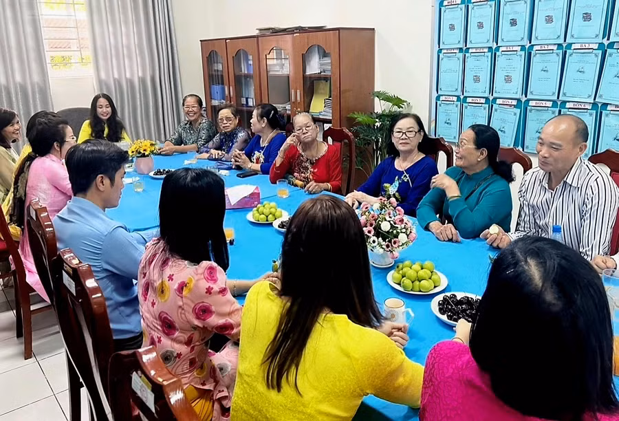 Ban Giám hiệu Trường Tiểu học Trần Thị Bưởi cùng lãnh đạo địa phương gặp gỡ thân nhân gia đình mẹ Việt Nam Anh hùng Trần Thị Bưởi.