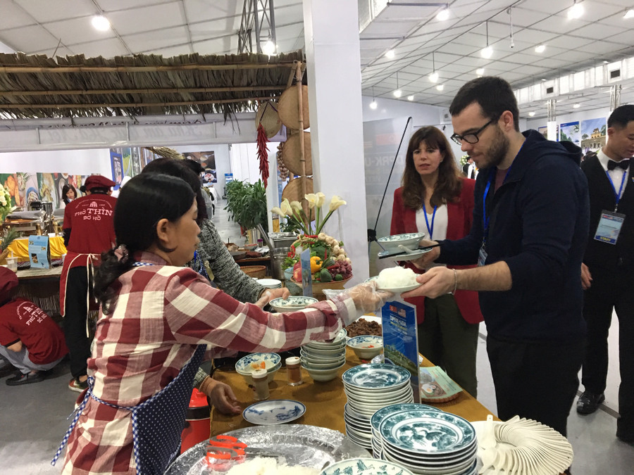 Phóng viên Mỹ thích thú với món bún chả...