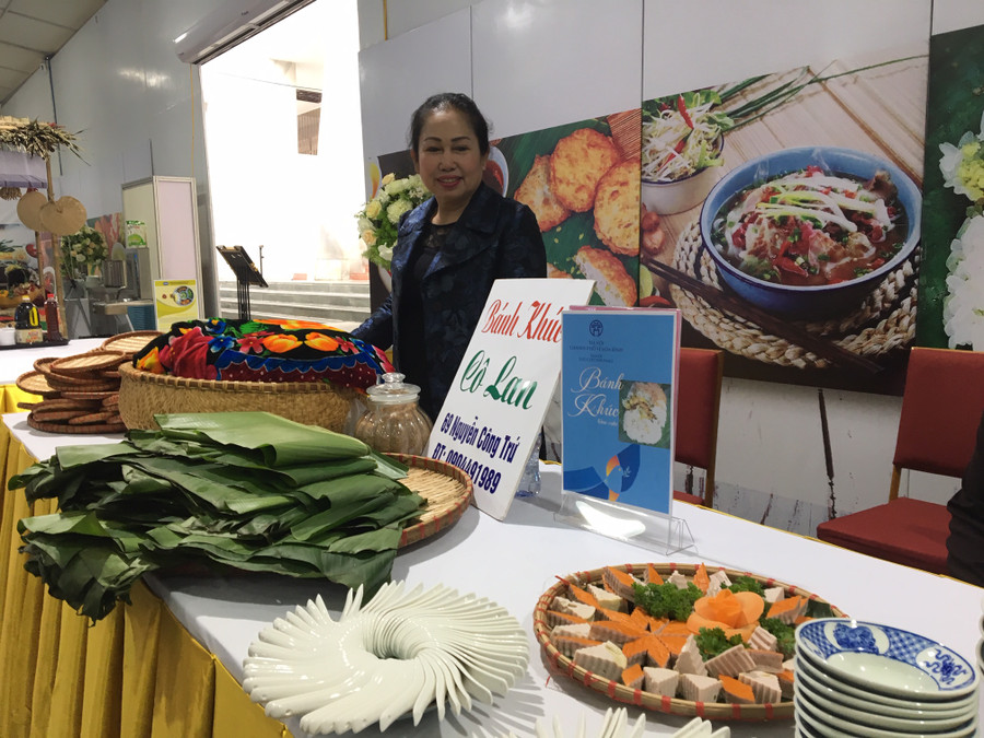 Các món bánh khúc, xôi, chả... cũng đều nhận được những lời ngợi khen