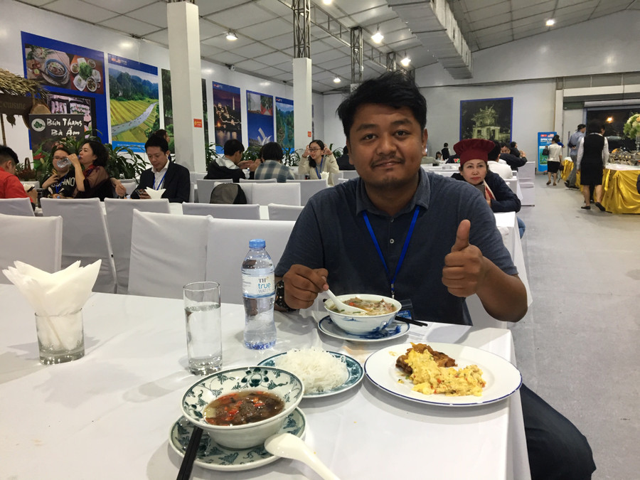 Phóng viên Thái Lan lại tỏ ra khoái khẩu với phở bò. Anh cho biết mỗi bữa anh đều thưởng thức một tô.