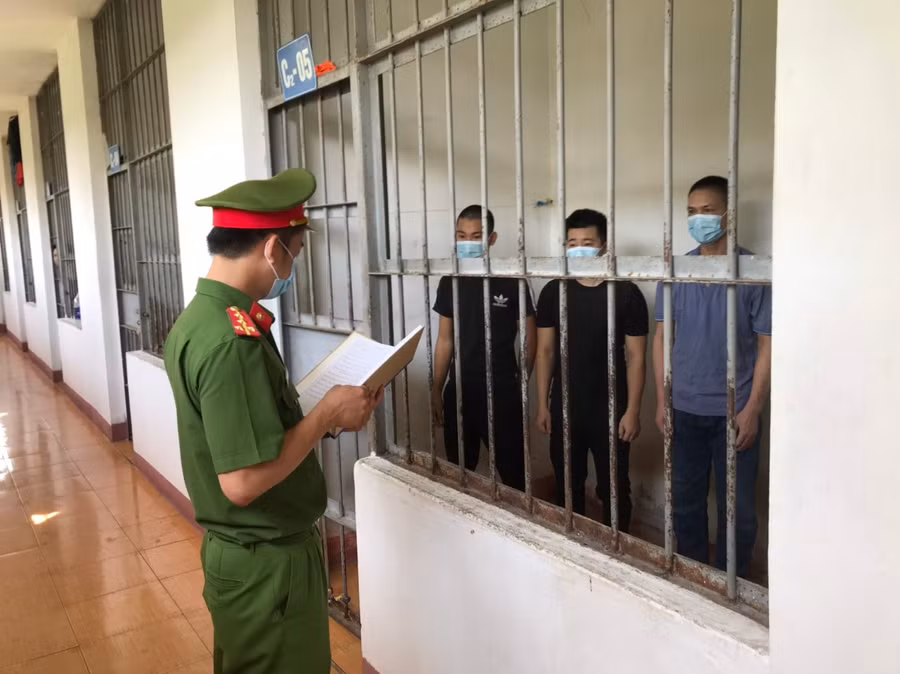 Tuyên truyền công tác bầu cử đến tận từng buồng phòng cho các bị can.