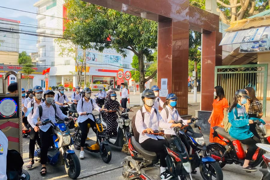 Giáo viên tại trường THPT Phan Đình Phùng trực tại cổng trường để kiểm tra, nhắc nhở công tác phòng dịch cho học sinh sau nghỉ lễ