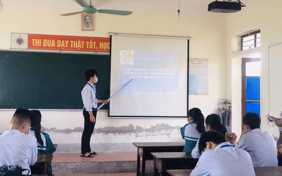 Tìm hiểu về Luật bầu cử thông qua các tiết sinh hoạt 15 phút tại trường THPT Phan Đình Phùng