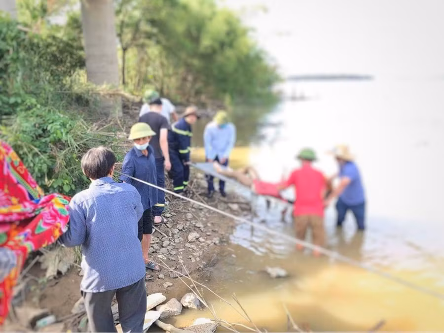 Thi thể chị D. được lực lượng chức năng tìm thấy dưới khu vực chân cầu.