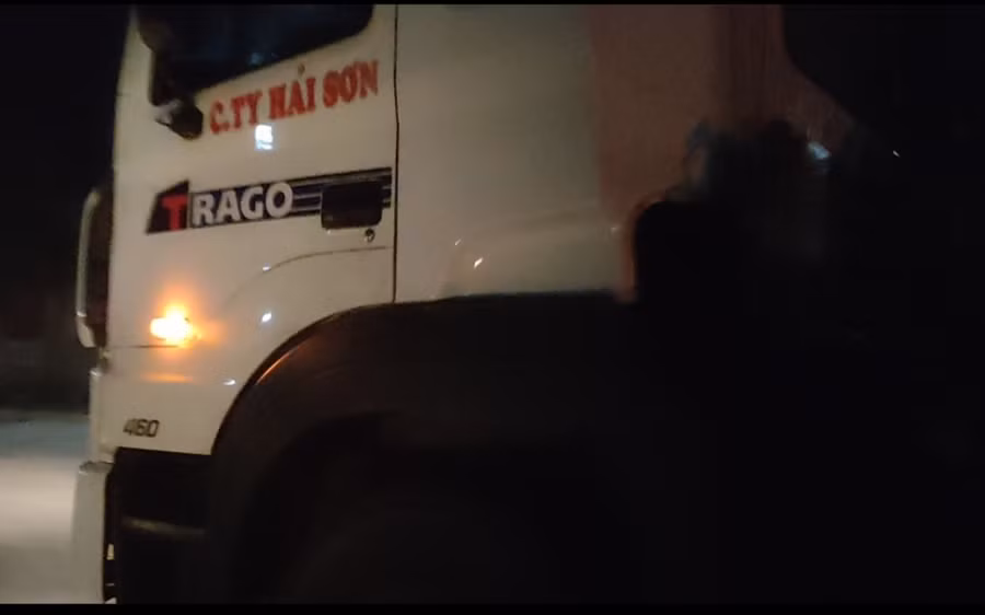 Chiếc xe này thuộc Công ty TNHH Cơ khí Hải Sơn, từng bị cơ quan chức năng xử phạt vì vận chuyển cây "quái thú"