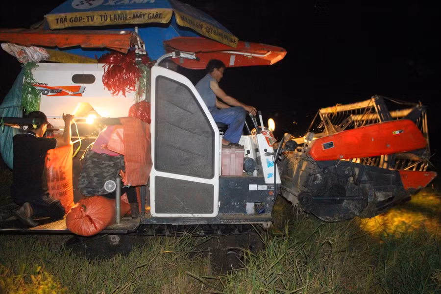 Nhờ áp dụng máy móc vào trong sản xuất, nên việc thu hoạch nông sản của người nông dân đã bớt vất vả