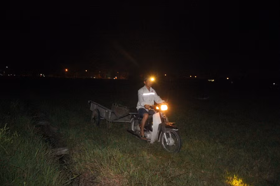 Hà Tĩnh: Trốn nắng, bà con nông dân ra đồng gặt đêm ảnh 13