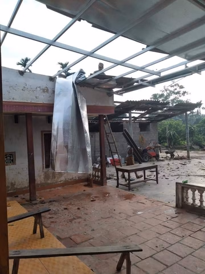 Nhiều hộ gia đình bị lốc xoáy làm hư hỏng giàn mát và công trình phụ