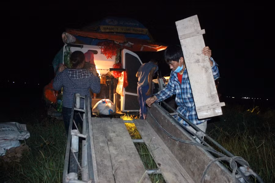 Đưa xe kéo, chuẩn bị đồ để đưa nông sản về nhà