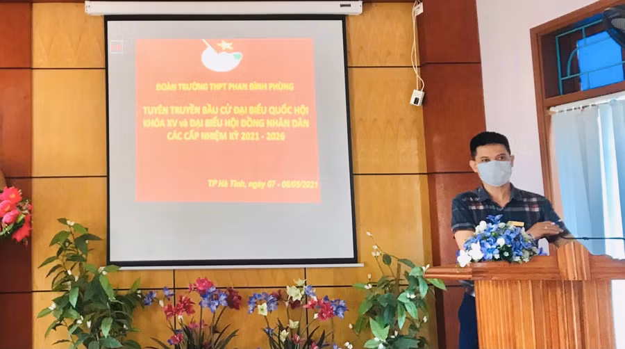 Giáo viên tuyên truyền về bầu cử cho học sinh