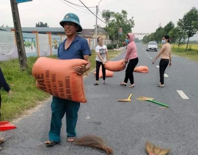 Mưa giông bất ngờ, giáo viên “xắn tay” giúp bà con gom lúa "chạy mưa"