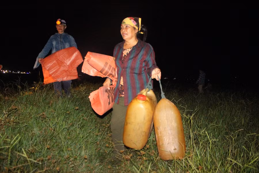 Bà con nông dân chuẩn bị dụng cụ ra đồng