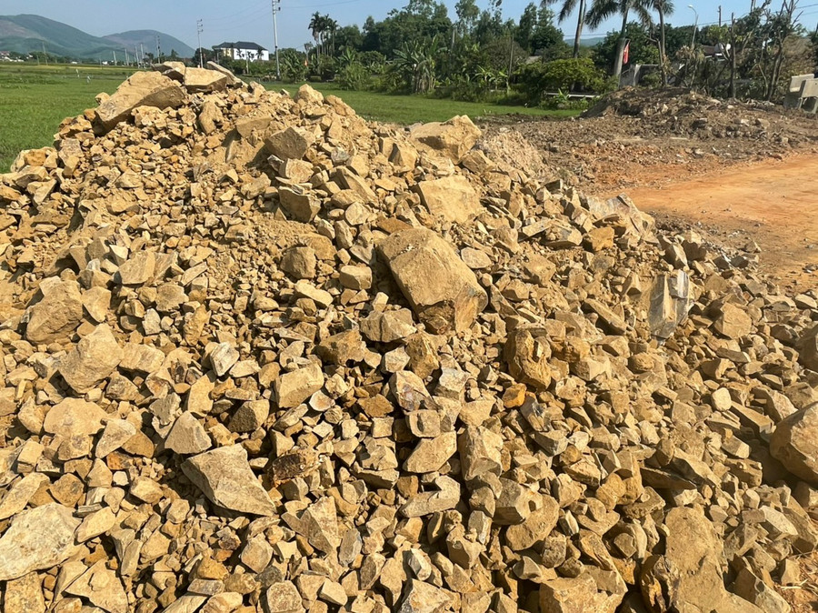 Hà Tĩnh: Khan hiếm vật liệu, nhà thầu dùng đá tảng đắp nền đường?