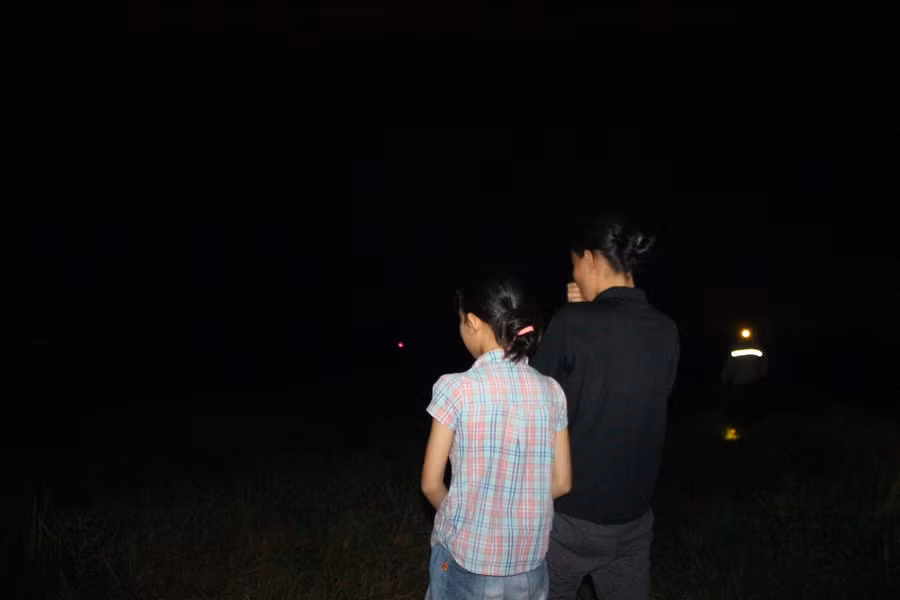 Trẻ em tranh thủ dịp hè ra đồng phụ gia đình