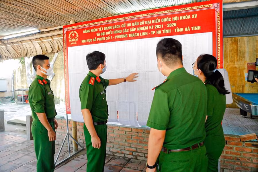 Cán bộ trại tam giam niêm yết danh sách cử tri.