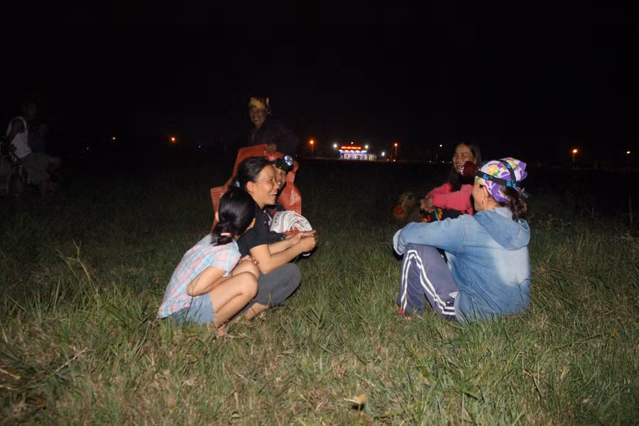 Trò chuyện trong lúc chờ máy gặt