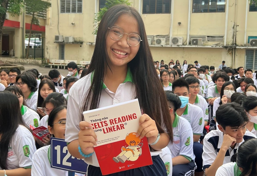 Học sinh trường THPT Mạc Đĩnh Chi hăng hái giao lưu và nhận phần quà từ diễn giả. Học sinh trường THPT Mạc Đĩnh Chi hăng hái giao lưu và nhận phần quà từ diễn giả.