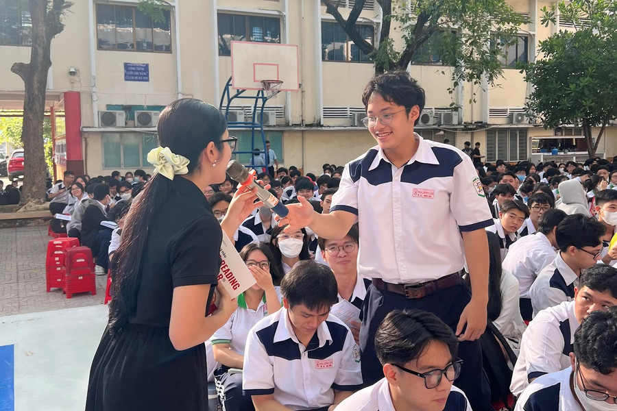 Các bạn học sinh hào hứng giao lưu với diễn giả Thanh Ngân. Các bạn học sinh hào hứng giao lưu với diễn giả Thanh Ngân.