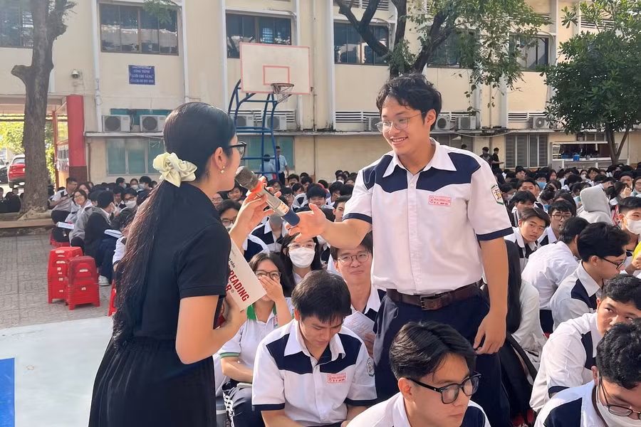 Các bạn học sinh hào hứng giao lưu với diễn giả Thanh Ngân.