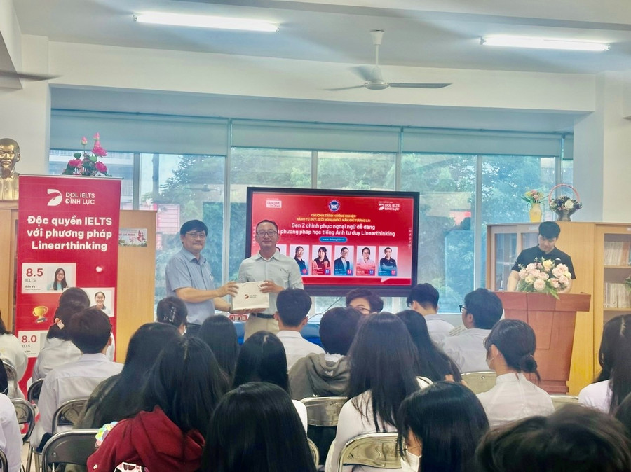 Thạc sỹ Phạm Công Nhật - Đại diện DOL English gửi tặng món quà tới BGH nhà trường. Thạc sỹ Phạm Công Nhật - Đại diện DOL English gửi tặng món quà tới BGH nhà trường.