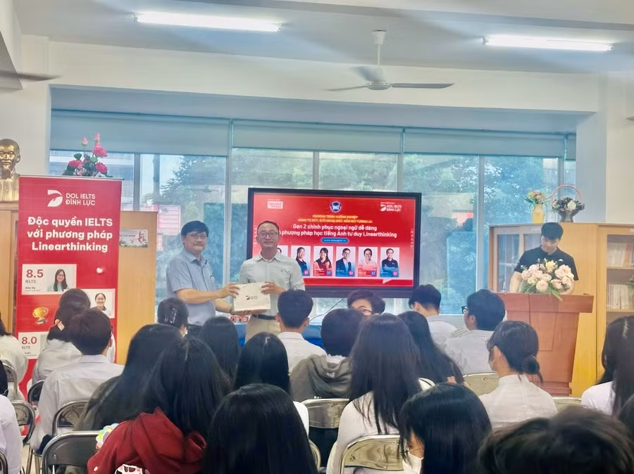 Thạc sỹ Phạm Công Nhật - Đại diện DOL English gửi tặng món quà tới BGH nhà trường.