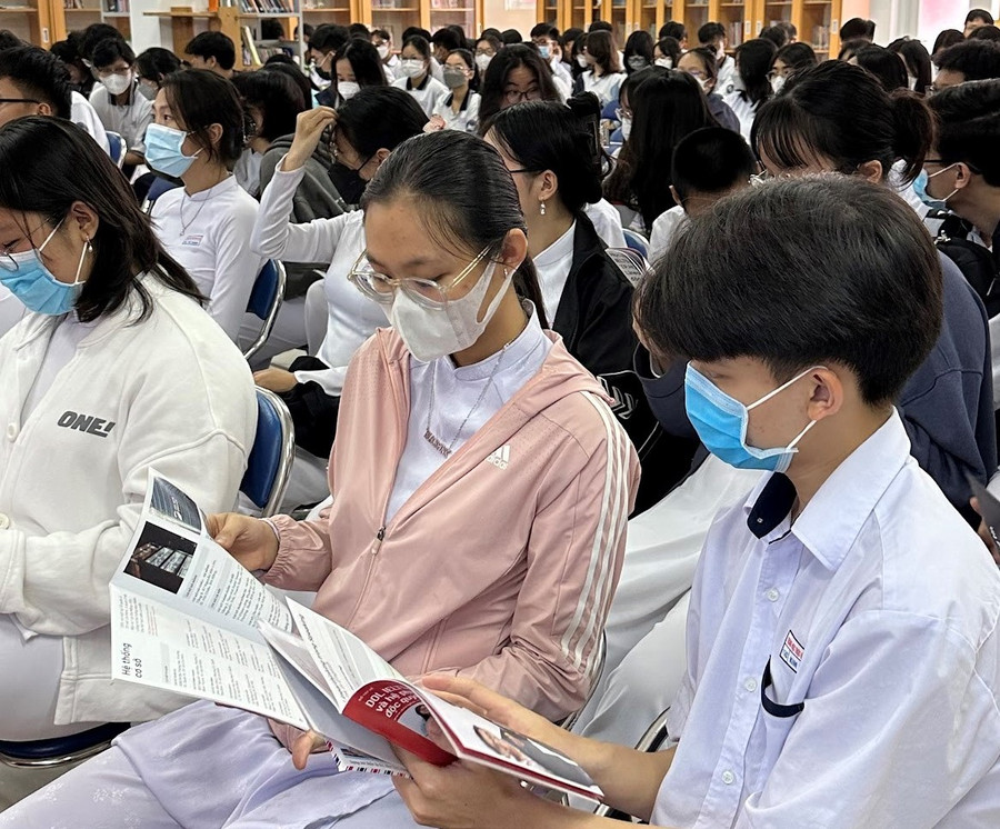 Các bạn học sinh hào hứng tìm hiểu phương pháp Linearthinking. Các bạn học sinh hào hứng tìm hiểu phương pháp Linearthinking.