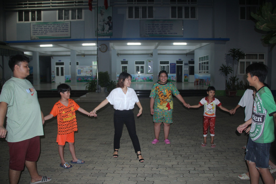 Những đứa trẻ theo học tại lớp học Phổ cập-Xóa mù chữ chơi các trò chơi trước giờ vào học.