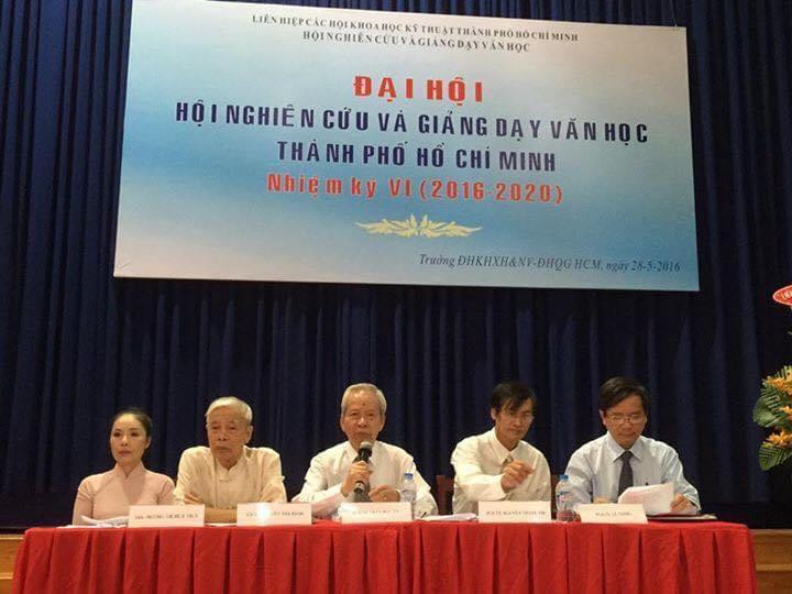 Nhà giáo Trần Hữu Tá tại đại hội Hội Nghiên cứu và giảng dạy văn học TP.HCM nhiệm kỳ VI (2016-2020). Ảnh: Nguyễn Văn Cải.