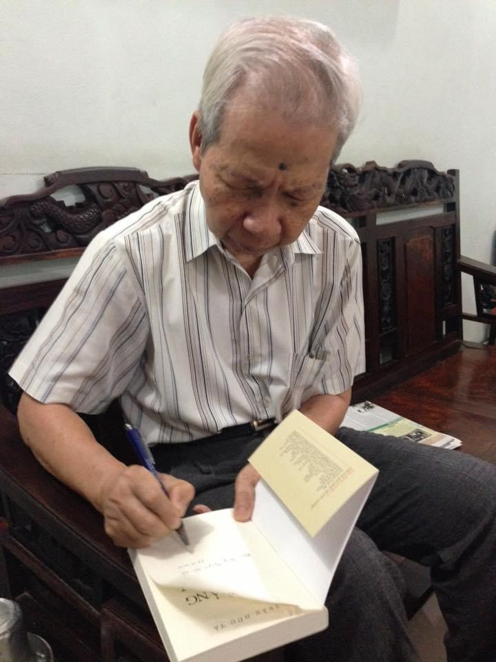 Nhà giáo Trần Hữu Tá ký tặng sách cho học trò cũ. Ảnh: Nguyễn Văn Cải.