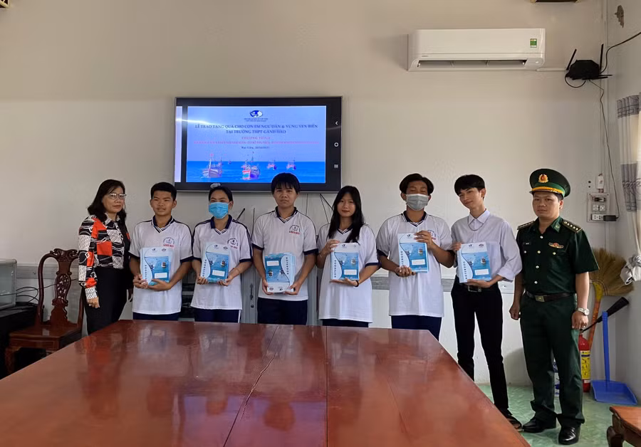 Cán bộ đồn Biên phòng Gành Hào tặng tập viết cho học sinh tại Trường THPT Gành Hào.