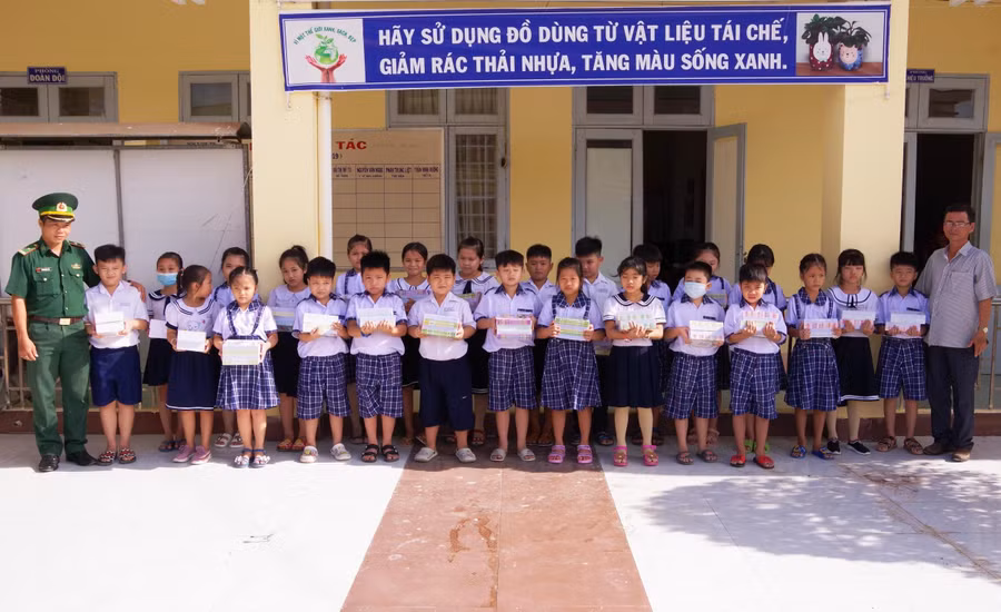 Mỗi năm đồn Biên phòng Gành Hào vận động hàng nghìn cuốn tập trao tặng học sinh trên địa bàn quản lý.