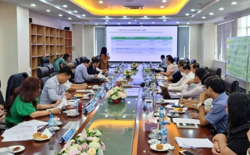 Hội thảo “Khảo sát các bên liên quan về khung năng lực người học tốt nghiệp ngành Du lịch – trình độ tiến sĩ” thu hút được sự quan tâm của nhiều chuyên gia, các nhà nghiên cứu, doanh nghiệp. Ảnh: Nam Sơn.