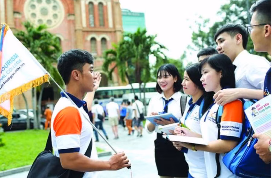 Nhu cầu tuyển nhân sự ở các công ty du lịch đang gia tăng. Ảnh: Thế Anh.