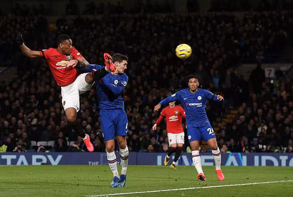 Martial đánh đầu hiểm hóc ghi bàn mở tỷ số