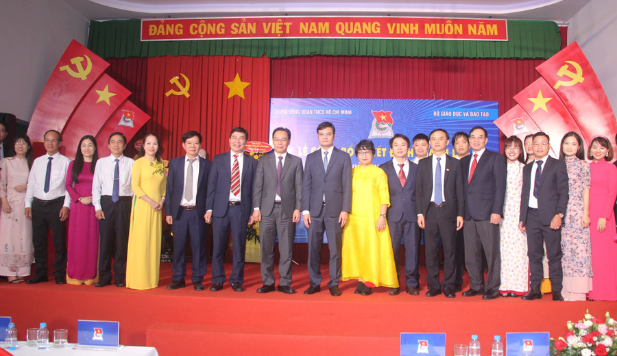 Các đại biểu chụp ảnh lưu niệm.