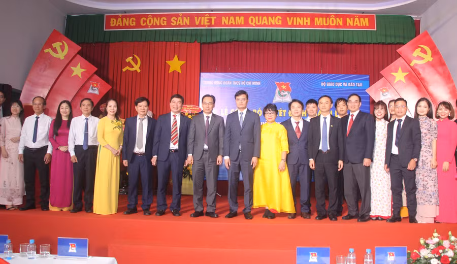 Các đại biểu chụp ảnh lưu niệm.