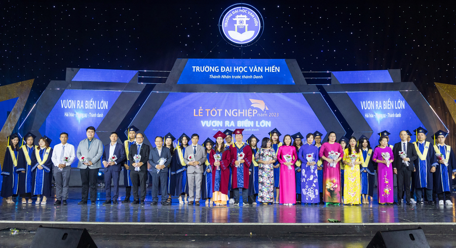 Tân Cử nhân tặng hoa tri ân thầy cô ngay trong buổi lễ.