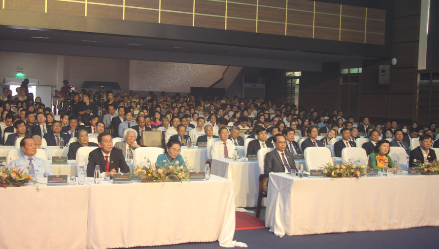 Các đại biểu dự buổi lễ. Các đại biểu dự buổi lễ.