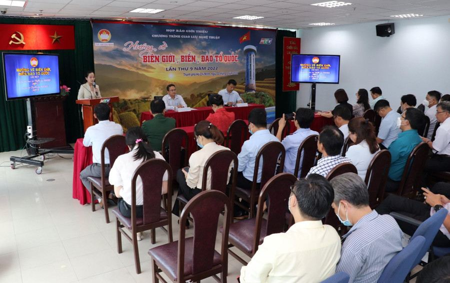 Toàn cảnh buổi họp báo.