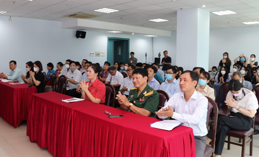 Đông đảo đại biểu, phóng viên, biên tập viên các cơ quan báo đài tham gia họp báo.