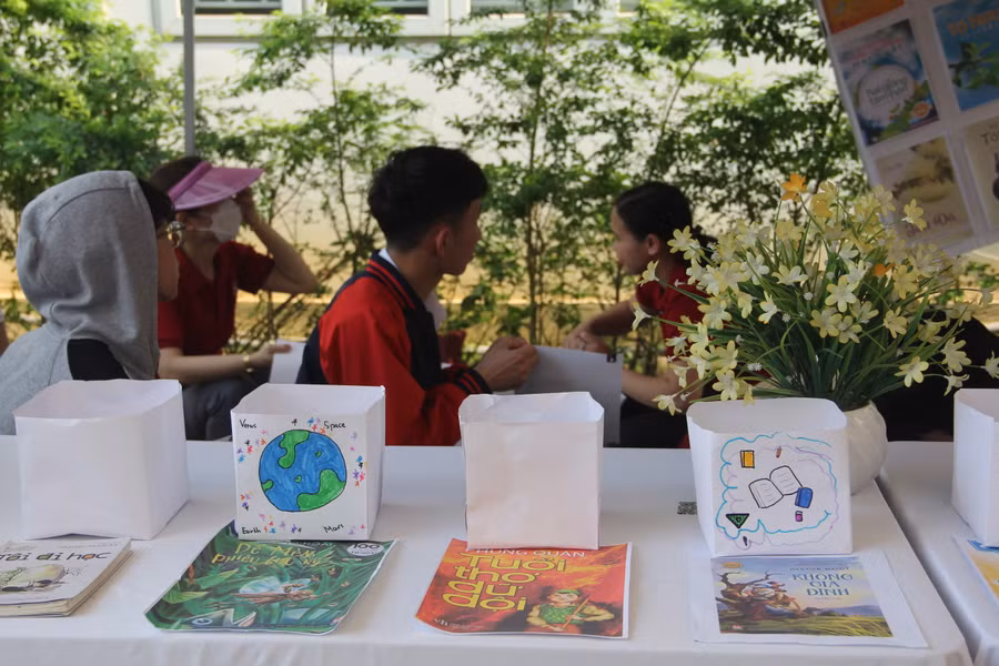 Các gian hàng sách với chủ đề đa dạng như:Book's Color ( Sắc màu của sách); Giờ đọc hạnh phúc; Sách ơi mở ra; Hoá thân cùng sách; Triển lãm nhật ký đọc sách... Các gian hàng sách với chủ đề đa dạng như:Book's Color ( Sắc màu của sách); Giờ đọc hạnh phúc; Sách ơi mở ra; Hoá thân cùng sách; Triển lãm nhật ký đọc sách...