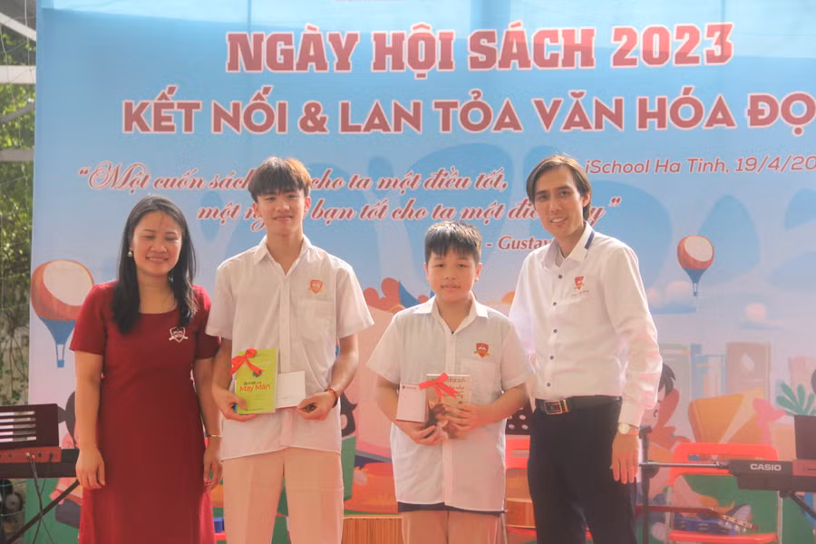 Theo đó, tại phần thi thiết kế khung nhật ký đọc sách BTC đã trao 1 giải nhất, 2 giải nhì, 3 giải ba và 5 giải khuyến khích; phần thi Hoá trang có 2 giải nhất, 2 giải nhì, 3 giải ba và 13 giải khuyến khích. Theo đó, tại phần thi thiết kế khung nhật ký đọc sách BTC đã trao 1 giải nhất, 2 giải nhì, 3 giải ba và 5 giải khuyến khích; phần thi Hoá trang có 2 giải nhất, 2 giải nhì, 3 giải ba và 13 giải khuyến khích.