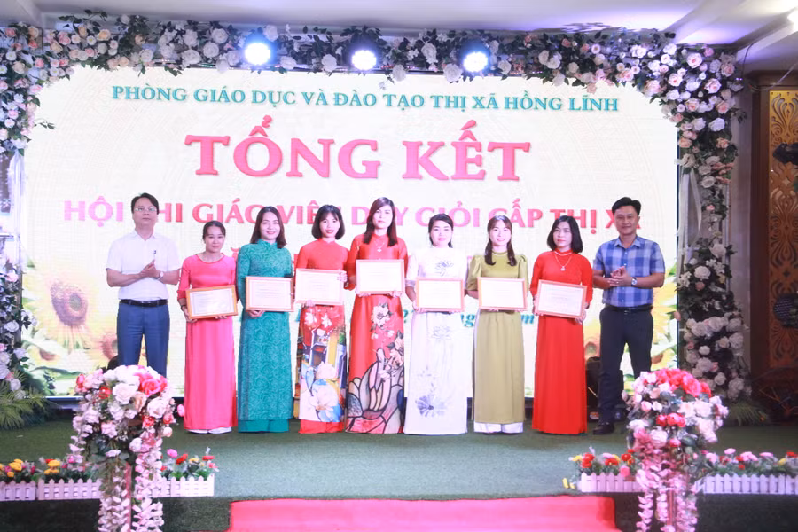 ... 18 Giáo viên chủ nhiệm lớp (GVCNLG) tiểu học cấp thị xã năm học 2022-2023