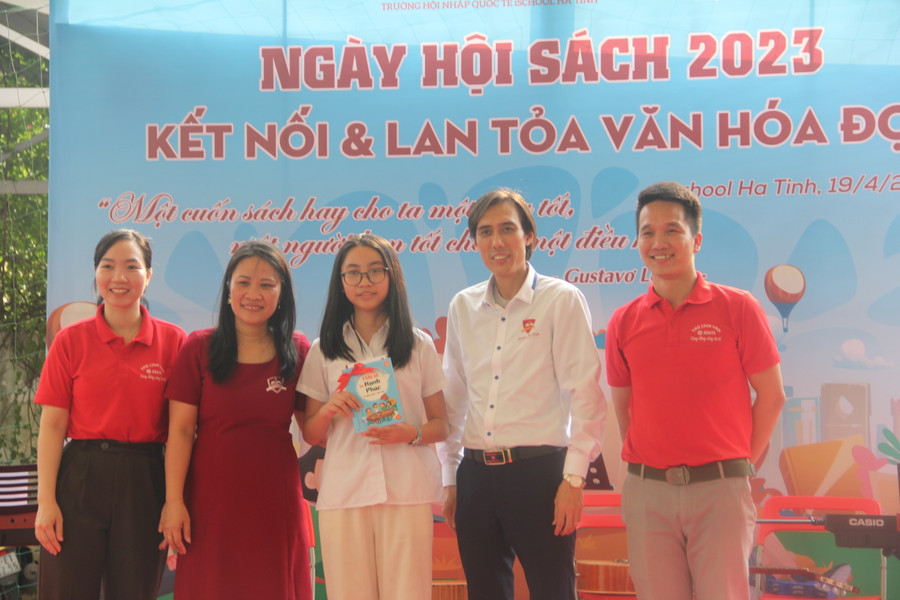 Trong khuôn khổ của ngày hội sách,BTC trao thưởng cho các lớp và cá nhân có thành tích xuất sắc ở các nội dung: thi thiết kế khung nhật ký đọc sách; Hoá trang;Thuyết trình về sách và Học sinh đọc sách và viết nhật ký tốt. Trong khuôn khổ của ngày hội sách,BTC trao thưởng cho các lớp và cá nhân có thành tích xuất sắc ở các nội dung: thi thiết kế khung nhật ký đọc sách; Hoá trang;Thuyết trình về sách và Học sinh đọc sách và viết nhật ký tốt.