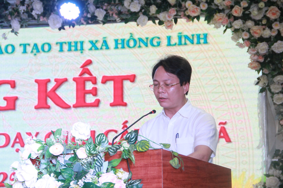 Ông Nguyễn Trí Bằng - Phó Trưởng phòng GD&ĐT Thị xã Hồng Lĩnh phát biểu tổng kết hội thi.