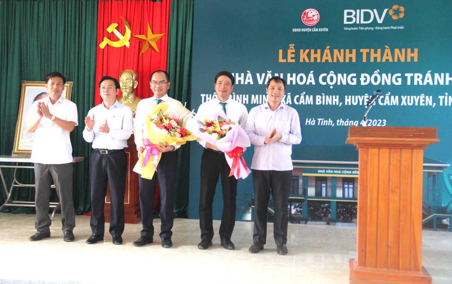 Lãnh đạo Tỉnh Hà Tĩnh và huyện Cẩm Xuyên tặng hoa Lãnh đạo BIDV.