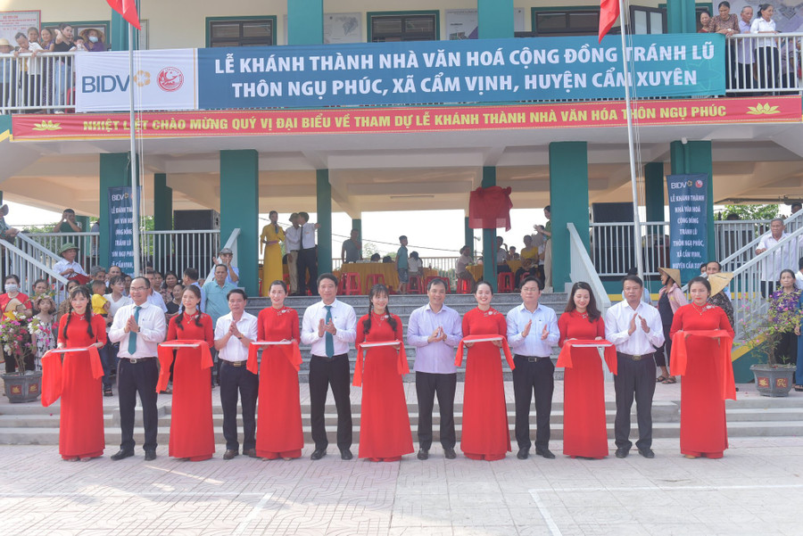 Lễ cắt băng khánh thành nhà văn hóa cộng đồng tránh lũ thôn Ngụ Phúc.