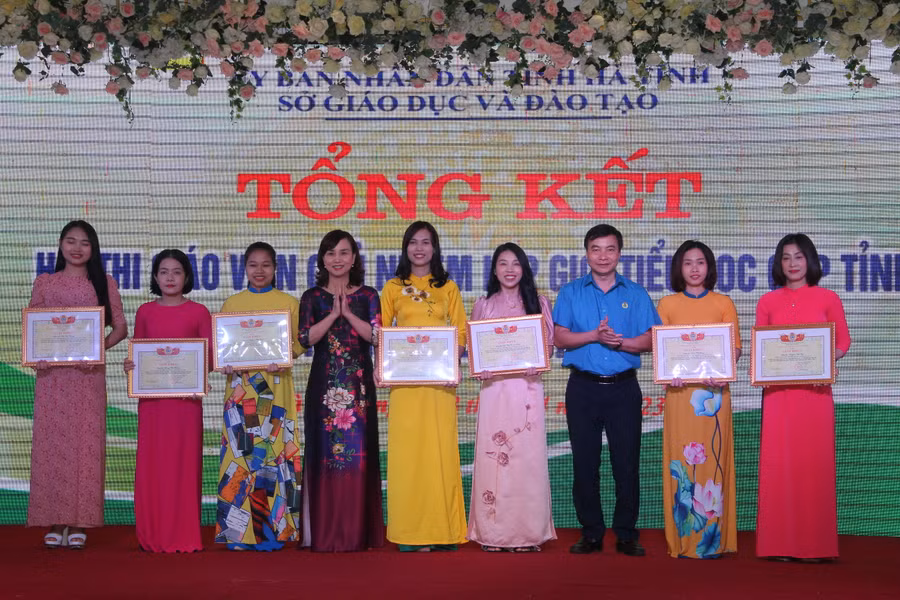 Công đoàn ngành Giáo dục Hà Tĩnh tặng giấy khen cho các cá nhân có thành tích xuất sắc tại Hội thi.