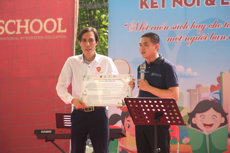 Đại diện trường Hội nhập quốc tế iSchool nhận sách tài trợ từ nhà hảo tâm. Đại diện trường Hội nhập quốc tế iSchool nhận sách tài trợ từ nhà hảo tâm.